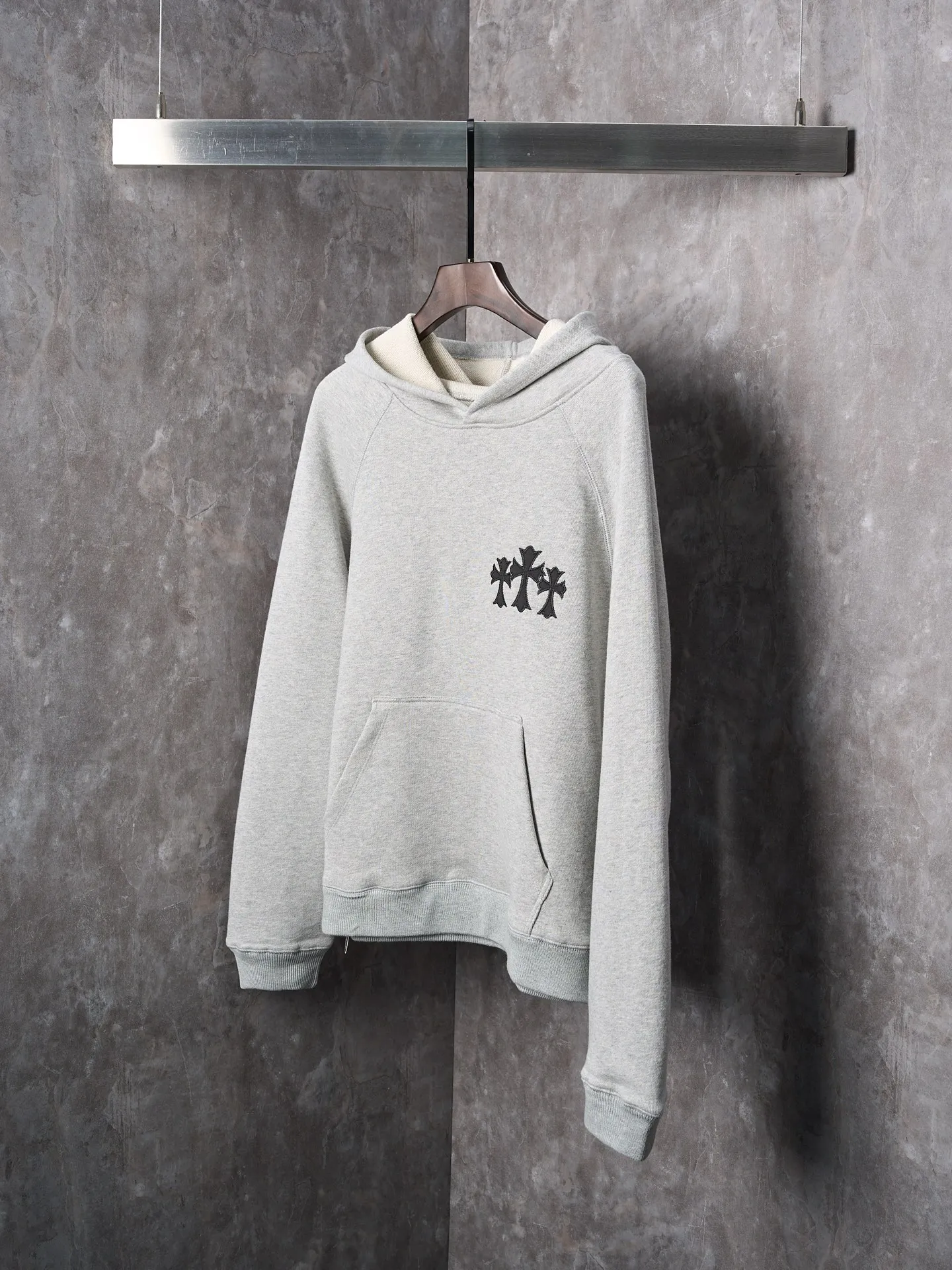 P480 Actual auction] Chrome Hearts/Ch cross logo patch embroidered hooded sweatshirt [Ready stock] S M L XL custom-made heavyweight fortress interwoven air cotton, full of texture, thick and solid, based on high-end ash tone, with a coexistence of vicissitudes and elegance. With the Chrome heart cross patch embroidery decoration on the chest, it becomes the ultimate interpretation of dark Gothic style. CH Gothic font is the finishing touch on the back panel. Let the totem become your spiritual thorn. The logo iron plate sways slightly with the swing of the body, adding a sense of movement and vitality. It is unobtrusive but has an indescribable aura. It interprets the perfect blend of retro and luxury. It adopts imported machine patch embroidery technology and uses advanced computer control systems and precise mechanical components to realize the Chrome Hearts logo patch embroidery operation. It presents an embroidery effect with both clarity and three-dimensionality. The fabrics have been washed and have a better hand feel and are not easily deformed. Not easy to shrink, not easy to fade, maintain long-term beauty, loose fit